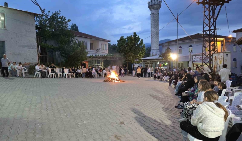 Yunan askerine geçit vermeyen dedelerini andılar