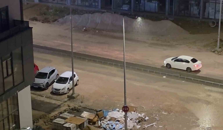 Edirne’de sağanak etkili oldu: Caddeler göle döndü