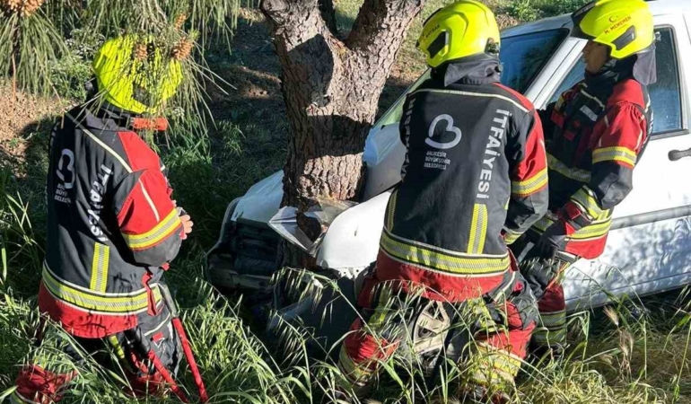 Burhaniye’de şarampole düşen otomobilin sürücü yaralandı
