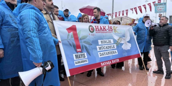 HAK-İŞ üyeleri Kazancı Yokuşu’na karanfil ve Taksim’e çelenk bıraktı