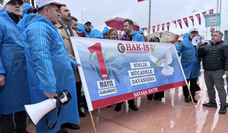 HAK-İŞ üyeleri Kazancı Yokuşu’na karanfil ve Taksim’e çelenk bıraktı