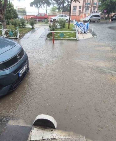 Tekirdağ’da 10 dakikalık sağanak yolları dereye çevirdi