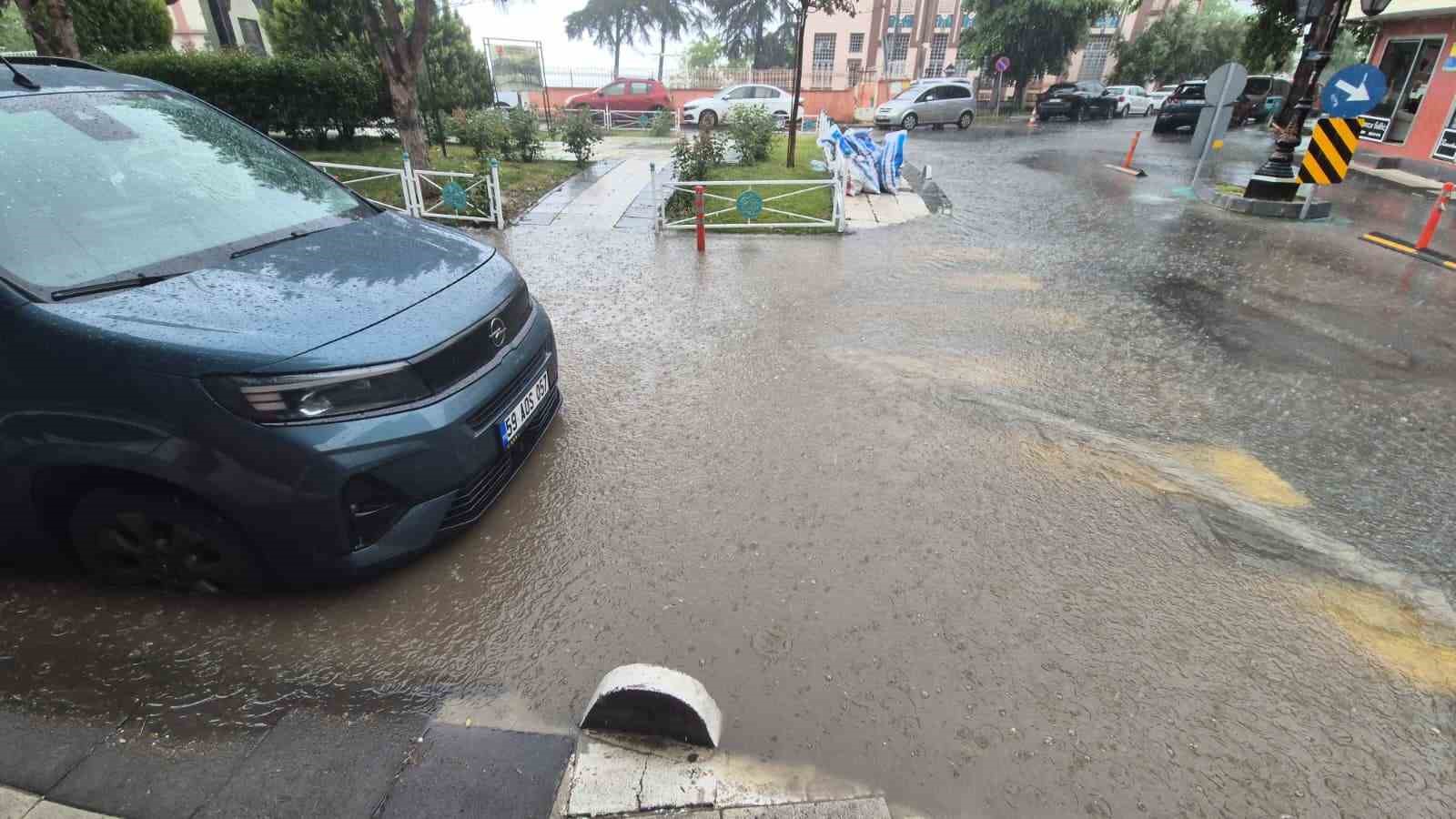 Tekirdağ’da 10 dakikalık sağanak yolları dereye çevirdi