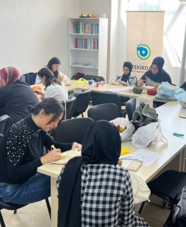 Kadınlar bu merkezde hem öğreniyor hem üretiyor