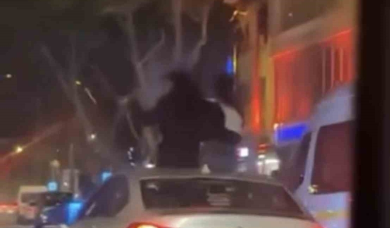 Bursa’da otomobilin tavanına oturdular : 25 bin TL ceza kesildi