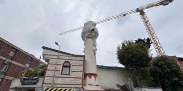Fatih’te 400 yıllık cami minaresinin kubbesi vinç çarpmasıyla yıkıldı
