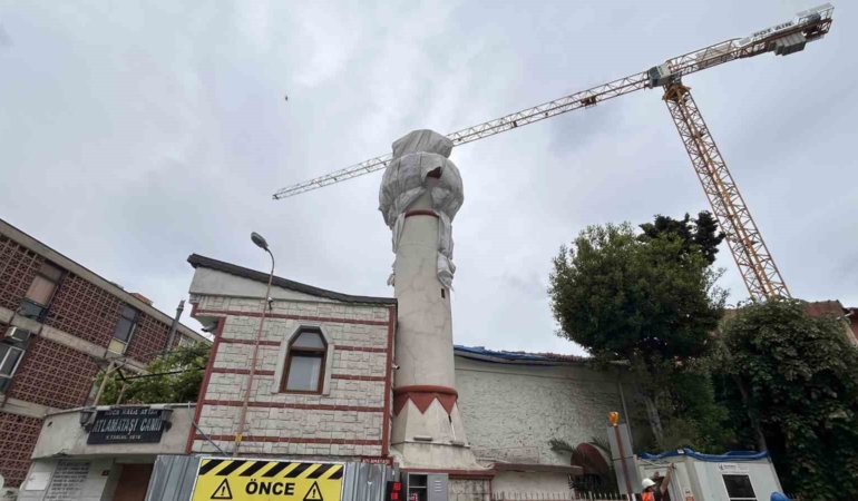Fatih’te 400 yıllık cami minaresinin kubbesi vinç çarpmasıyla yıkıldı