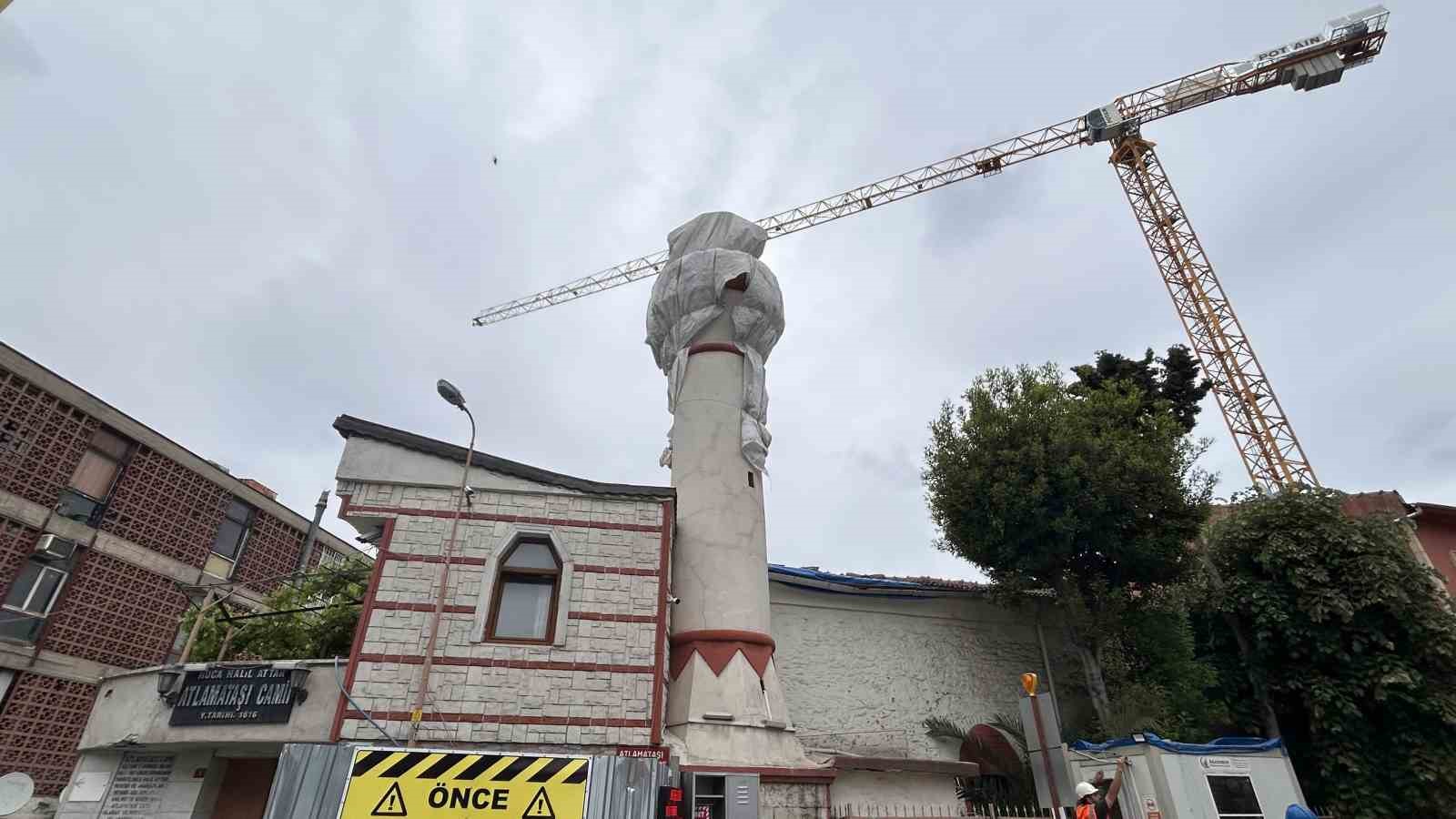 Fatih’te 400 yıllık cami minaresinin kubbesi vinç çarpmasıyla yıkıldı