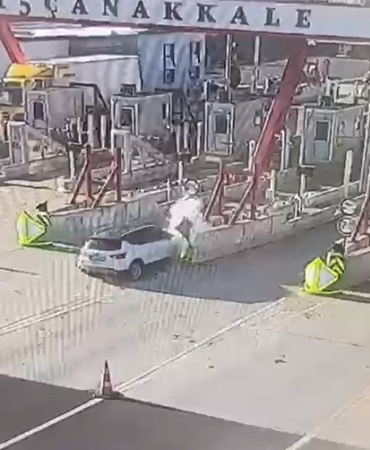 Malkara’da Çanakkale otoyolu gişelerinde otomobil bariyere çarptı: 1 ölü, 1 yaralı