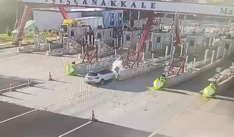 Malkara’da Çanakkale otoyolu gişelerinde otomobil bariyere çarptı: 1 ölü, 1 yaralı
