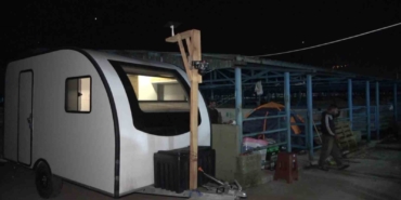 Hayvan pazarında karavan ve çadır kamping...