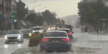 Lüleburgaz’da sağanak yağış hayatı felç etti: Cadde ve sokaklar göle döndü