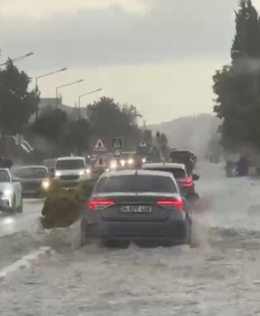 Lüleburgaz’da sağanak yağış hayatı felç etti: Cadde ve sokaklar göle döndü