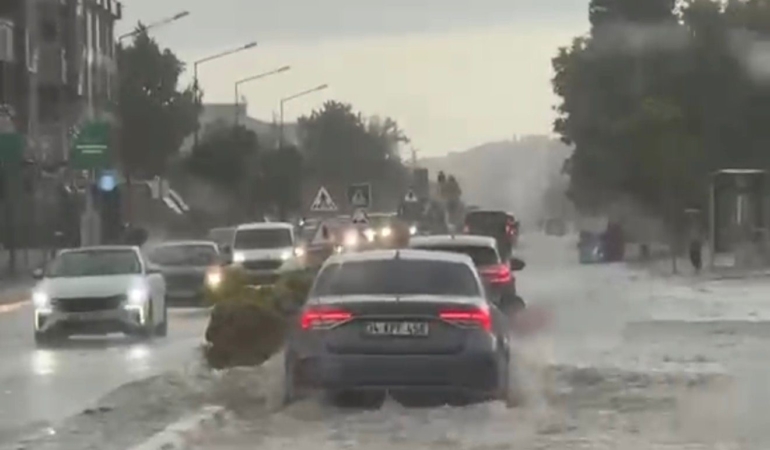 Lüleburgaz’da sağanak yağış hayatı felç etti: Cadde ve sokaklar göle döndü