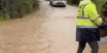 Dere taşkını yolu esir aldı, araçlar kontak kapattı