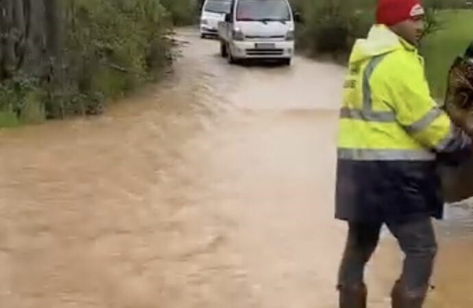 Dere taşkını yolu esir aldı, araçlar kontak kapattı