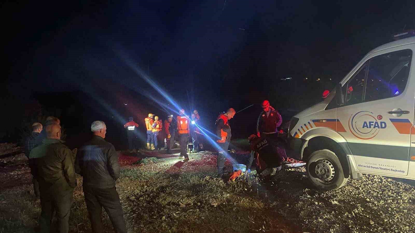 Dere yatağında su seviyesi artınca 4 kişi mahsur kaldı