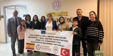 Burhaniye’de İspanya’dan dönen öğrenciler müdür Zihni’yi ziyaret etti