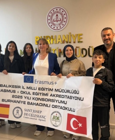 Burhaniye’de İspanya’dan dönen öğrenciler müdür Zihni’yi ziyaret etti