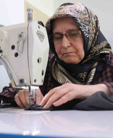 65 yaşındaki Remziye teyzenin "sınıfta kalma" azmi
