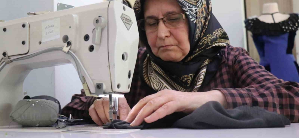 65 yaşındaki Remziye teyzenin "sınıfta kalma" azmi