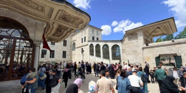 Fâtih Sultan Mehmed Han Türbesi’nde yoğunluk oluştu