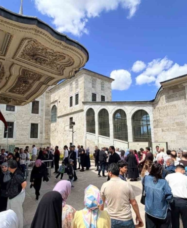 Fâtih Sultan Mehmed Han Türbesi’nde yoğunluk oluştu