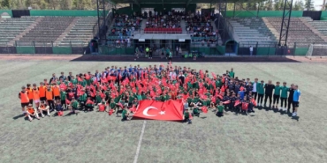 Çayırova’da 19 Mayıs coşkusu yeşil sahaya taşındı