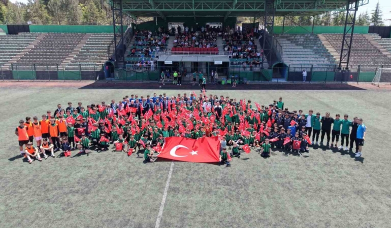 Çayırova’da 19 Mayıs coşkusu yeşil sahaya taşındı