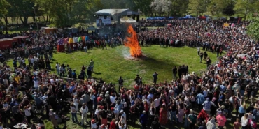Binlerce turist Sarayiçi’ne akın etti, dev Kakava ateşi yakıldı