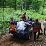 Kayalıklara sıkışan motosikletliye patpatlı kurtarma operasyonu