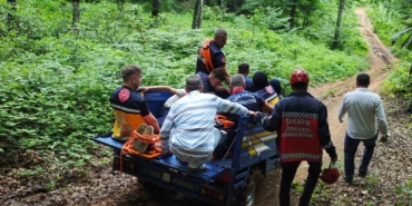 Kayalıklara sıkışan motosikletliye patpatlı kurtarma operasyonu