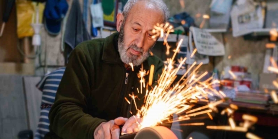 51 yıllık bıçak bileyicisi Kurban Bayramı mesaisine başladı