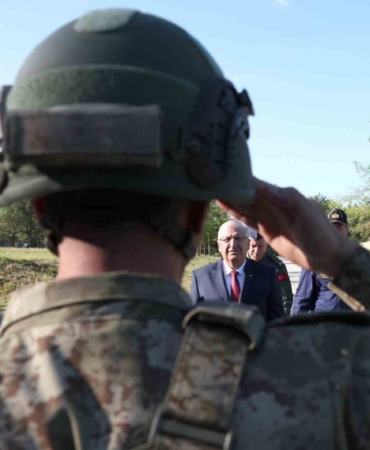 Bakan Güler, Edirne’de Mehmetçikle bayramlaştı
