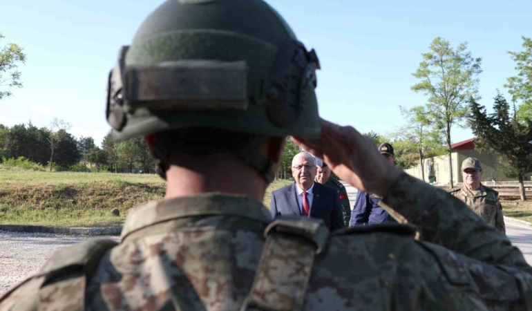 Bakan Güler, Edirne’de Mehmetçikle bayramlaştı