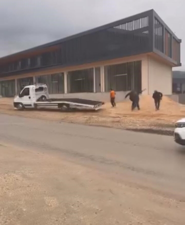 Bursa’da sopalı kavga: Çekici sürücüsü aracı esnafın üzerine sürdü