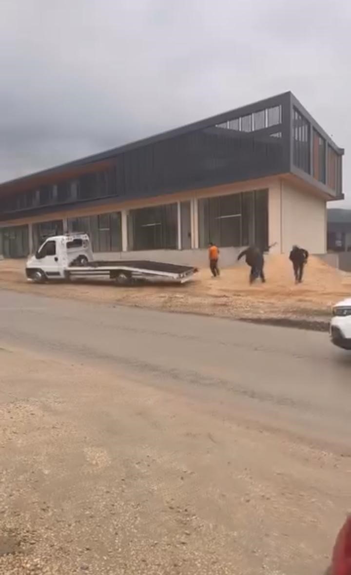 Bursa’da sopalı kavga: Çekici sürücüsü aracı esnafın üzerine sürdü