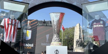 İlhan Mansız, UEFA Avrupa Ligi kupasını Beşiktaş Meydanı’na getirdi