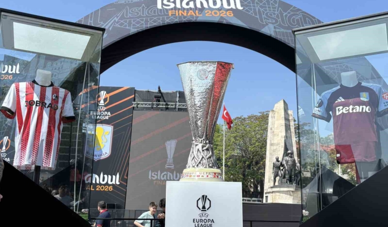 İlhan Mansız, UEFA Avrupa Ligi kupasını Beşiktaş Meydanı’na getirdi