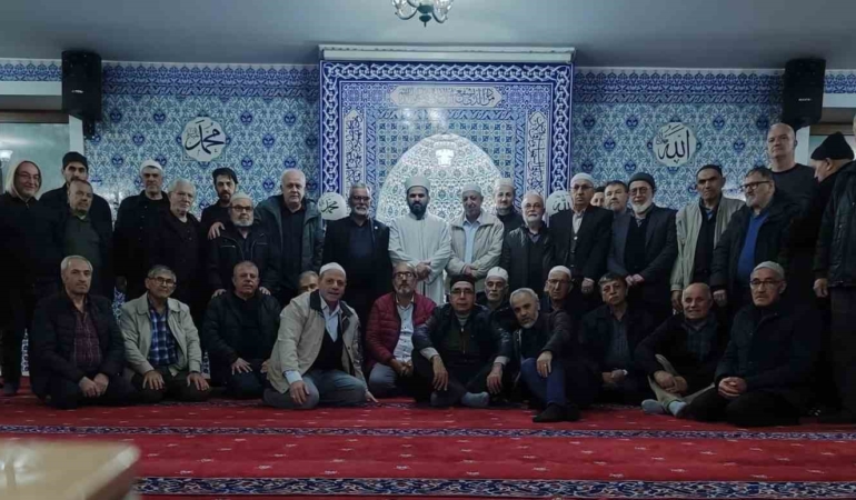 Suriyeli Abdülkerim Ömer’e cami cemaatinden anlamlı uğurlama