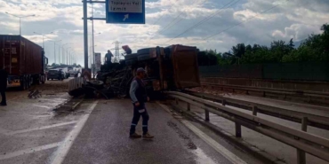 Köpeğe çarpmamak için manevra yapan kamyon bariyere çarpıp yan yattı