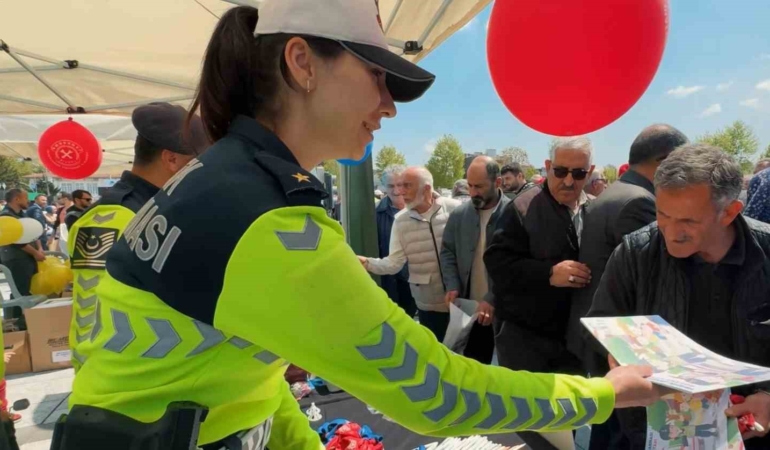 Sakarya’da jandarma ekipleri bu kez bilgilendirmek için sahada