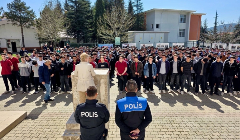 Bilecik’te öğrencilere bilinçli sosyal medya ve güvenlik eğitimi