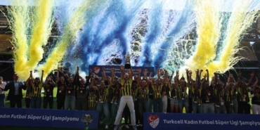 Fenerbahçe Kadın Futbol Takımı, şampiyonluk kupasını kaldırdı