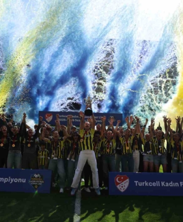 Fenerbahçe Kadın Futbol Takımı, şampiyonluk kupasını kaldırdı