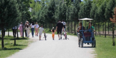 Sakarya’da vatandaşlar bayramın ilk gününde tabiat parklarına akın etti