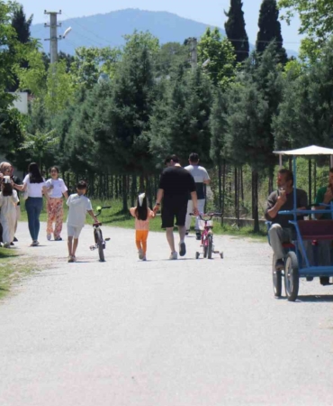 Sakarya’da vatandaşlar bayramın ilk gününde tabiat parklarına akın etti