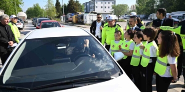 Minik trafik dedektifleri görev başında: Hem öğrendi hem öğretti