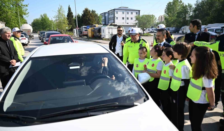 Minik trafik dedektifleri görev başında: Hem öğrendi hem öğretti