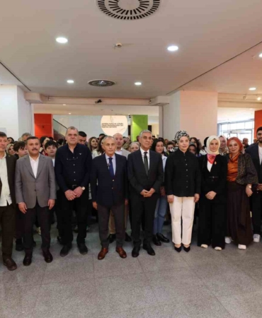 Küçükçekmece’de ‘Kendi Gölgemde’ sergisi açıldı
